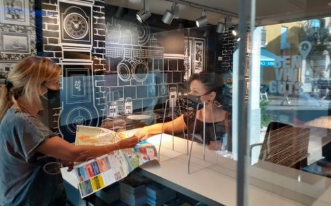 Una turista demana informació a l'oficina de Turisme del municipi. FOTO: CEDIDA.