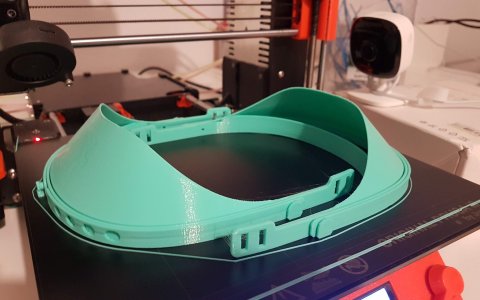 Un parell de proteccions fetes amb les impressores 3D. FOTO: CEDIDA.