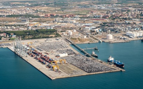 Imatge aèria parcial de les instal·lacions del Port de Tarragona, amb la campa per a vehicles i la zona de contenidors en primer terme. FOTO: CEDIDA.