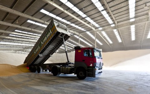 Un camió carrega gra en una de les instal·lacions del Port. FOTO: CEDIDA.