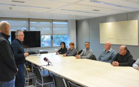 L'alcalde de Salou Pere Granados parla amb les deu persones contractades. FOTO: CEDIDA.