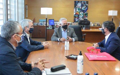 Reunió de l'alcalde i regidors de Salou amb l'empresa Alannia Resorts. FOTO: CEDIDA.