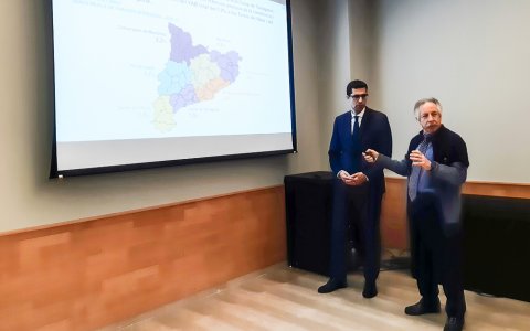 Una imatge de la presentació de l'anuari amb Josep Oliver (dreta), catedràtic emèrit d’Economia Aplicada de la Universitat Autònoma de Barcelona (UAB), i Daniel Gómez, director de Zona de BBVA a Tarragona. FOTO: CEDIDA.