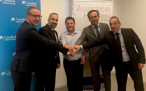 CaixaBank i l'Associació Hotelera de Salou, Cambrils i la Pineda, han signat un conveni de col·laboració per oferir finançament avantatjós al sector. FOTO: CEDIDA.