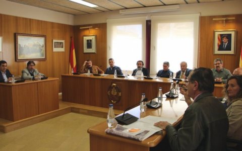 La sala de plens d'Altafulla va acollir la reunió dels municipis que formaran la Taula de Comerç. FOTO: CEDIDA.
