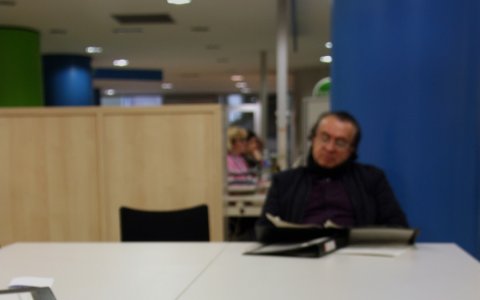 Un usuari del SOC revisa les ofertes de feina. FOTO: CEDIDA.