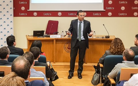 Jaume Massana, en un moment de la seva conferència a Tortosa. FOTO: CEDIDA.