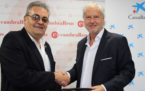 Un instant durant la signatura de l'acord signat entre CaixaBank i la Cambra de Comerç de Reus. FOTO: CEDIDA.
