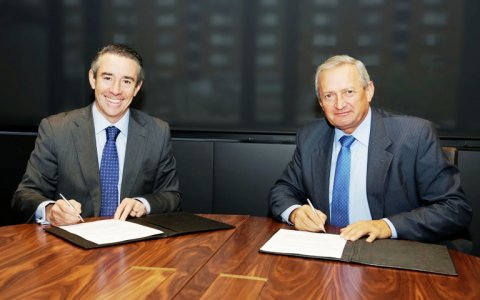 El conveni l'han subscrit el director general de CaixaBank, Juan Alcaraz, i el president de Cooperatives Agro-alimentàries, Ángel Villafranca.