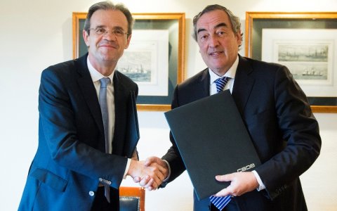 El president de CaixaBank, Jordi Gual, i el president de la Confederació Espanyola d'Organitzacions Empresarials (CEOE), Joan Rosell, després de la signatura de l'acord.