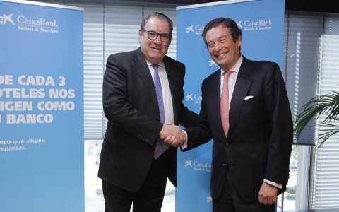 El director executiu de Banca d'Empreses de CaixaBank, Luis Cabanas; i el president de la CEHAT, Juan Molas. FOTO: CEDIDA.