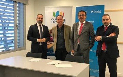 Els representants de CaixaBank i l’Associació de Càmpings de la Costa Daurada i Terres de l’Ebre durant la signatura del conveni. FOTO: CEDIDA.