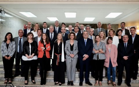 Els integrants del ple de la Cambra de Reus amb la secretària general del Departament d’Empresa de la Generalitat, Marta Felip. FOTO: CEDIDA.