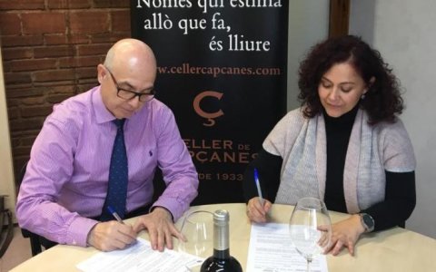La signatura de l'acord entre el Celler de Capçanes i l'Escola d'Enoturisme de Catalunya.
