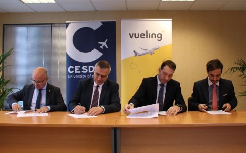 Un moment de la signatura del conveni entre Vueling i el Cesda. FOTO: CEDIDA.