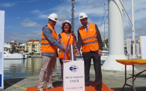 Una representació del teixit cambrilenc ha participat en l'acte simbòlic de col·locació de la primera pedra. FOTO: CEDIDA.