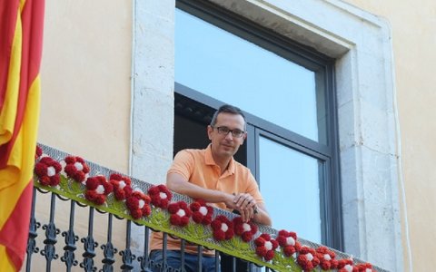 Óscar Sánchez, al balcó de l'Ajuntament de Constantí. FOTO: XAVI JURIO.