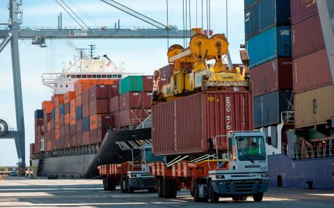 Un vaixell carregat de contenidors al Port de Tarragona.
