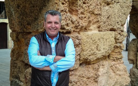 Iñigo Rosell, en la plaza del Fórum de Tarragona. FOTO: XAVI JURIO.