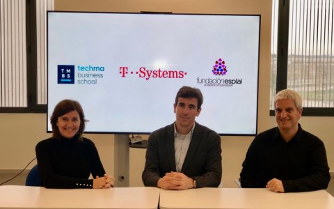 Alba Campos, directora general de Techma Business School; David Oliva, vicepresident d’aplicacions de negoci digitals de T-Systems Iberia; i Joel Ferrer, responsable de l’àrea de Formación y Empleo de la Fundación Esplai.