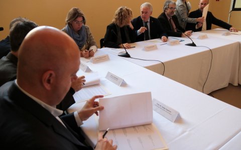Els responsables de la Diputació de Tarragona, alcaldes i representants d'ens turístics durant la signatura del conveni Corner Terres de l'Ebre. FOTO: CEDIDA.