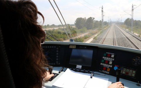 Interior de la cabina del tren laboratori d'Adif recorrent el tram Cambrils-l'Hospitalet de l'Infant del corredor mediterrani. FOTO: CEDIDA.