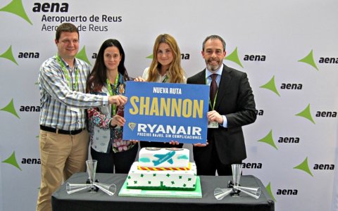 El director en funcions de l’Aeroport de Reus, Carlos Arranz, i la responsable de la Secció Serveis Aeroportuaris i Comercial, Desirée Fructuoso, amb l’executiva de Marketing de Ryanair, Alejandra Ruiz. FOTO: CEDIDA.