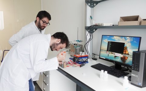Tècnics de CreatSens treballant en les instal·lacions del CEPID. FOTO: CEDIDA.