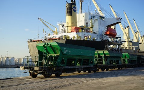 Una imatge d'un ferrocarril al costat d'un vaixell de mercaderies. FOTO: CEDIDA.