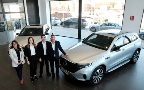 Membres d'Autolica amb el nou Mercedes-Benz EQC. FOTO: XAVI JURIO.