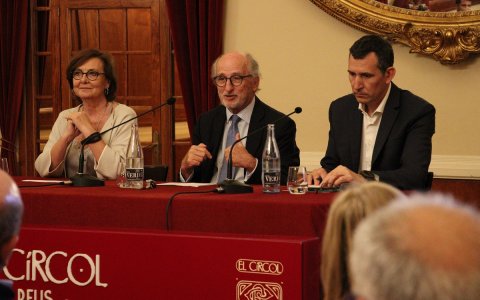Antoni Brufau, al centre, amb Patricia Terradellas, presidenta d'El Círcol, i Marc Segura, CEO de Solcam i coordinador de la Comissió de Sostenibilitat i Energia de la Cambra de Comerç de Reus, que ha presentat l'acte.