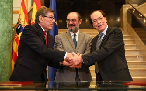 Arturo Aliaga, vicepresidente y consejero de Industria del Gobierno de Aragón y Jaume Miquel, presidente de Oxaquim, acompañados por Javier Lambán, presidente de Aragón.