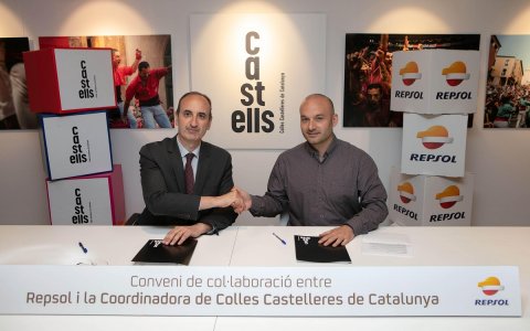 Javier Sancho, director del Complex Industrial de Repsol a Tarragona i Joan Ibarra, president de la Coordinadora de Colles Castelleres de Catalunya.