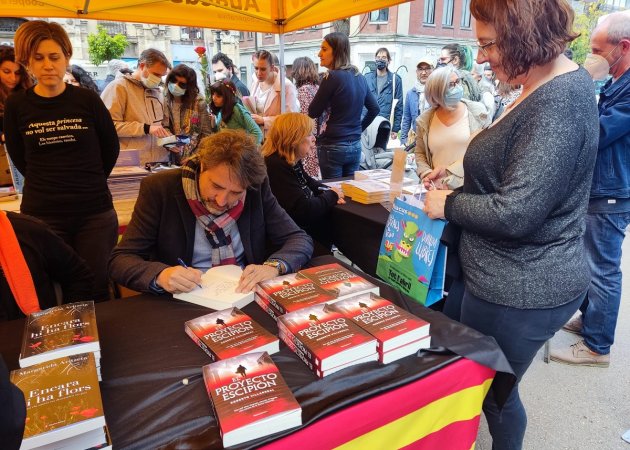 Roberto Villarreal, autor de la obra, durante la jornada de Sant Jordi de 2022.