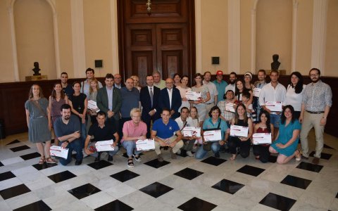 Els guardonats, després de rebre el premi, amb representants del consistori tarragoní.