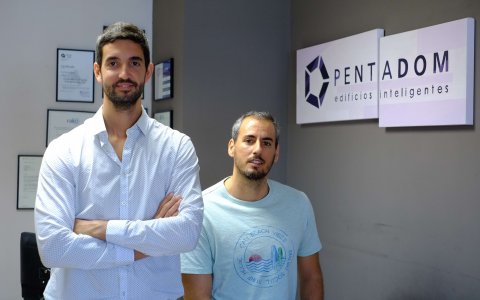 Dos dels socis de l'empresa de solucions de domòtica de la llar. FOTO: X. JURIO.