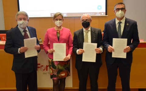 Ignasi Cañagueral (a la derecha), vicepresidente de la AEQT, junto a los representantes de Foment de Treball que rechazaron el nuevo impuesto.