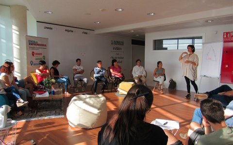 Magda Barceló, coach i facilitadora, ha inaugurat el programa de l'Escola d'Emprenedoria. FOTO: CEDIDA.