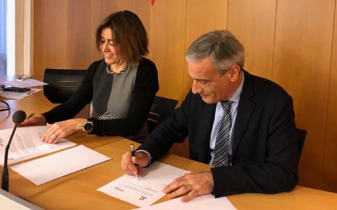 Sara Sans i Josep Bertran rubriquen l'acord de col·laboració entre el Col·legi de Periodistes i Repsol. FOTO: CEDIDA.