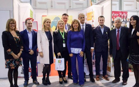 Representants de la Cambra de Comerç de Valls, de  l'Ajuntament i del govern andorrà. FOTO: CEDIDA.