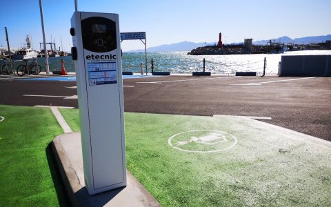 Una imatge d'un dels punts de recàrrega per a vehicles elèctrics al port esportiu de Cambrils. FOTO: CEDIDA.