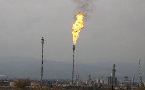 Una de les torxes de seguretat del complex industrial de Repsol a Tarragona. FOTO: ACN.
