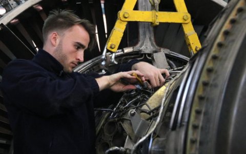 Un mecànic fent una reparació. FOTO: ACN.