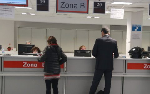 Uns ciutadans al taulell de l'Agència Tributària. FOTO: ACN.