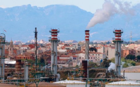 Una imatge d'una de les indústries que formen el complex petroquímic del Camp de Tarragona. FOTO: ACN.