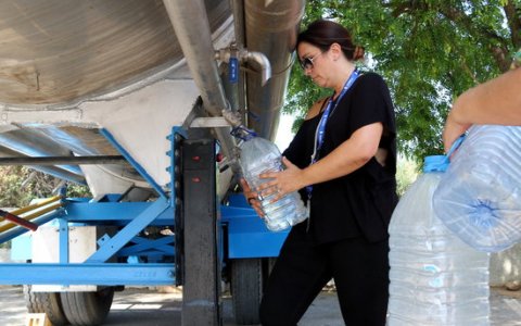 Una treballadora de Sorea omple una ampolla d'aigua. FOTO: ACN.
