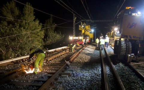 Treballs nocturns dels operaris d'Adif acabant d'enllestir la connexió de la variant de Vandellòs al corredor mediterrani, els dies 11 i 12 de gener del 2020. FOTO: ACN.