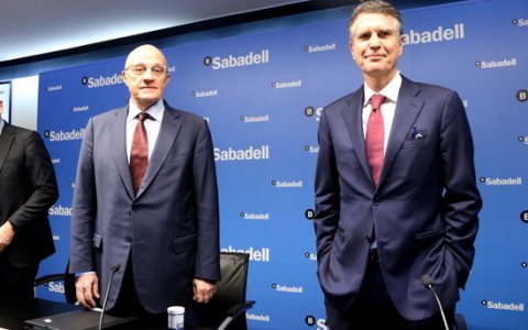 Josep Oliu, president del Banc de Sabadell, i Jaime Guardiola, conseller delegat. FOTO: ACN.