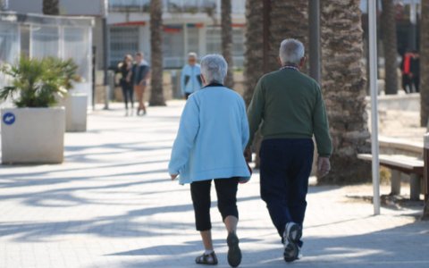 Dos turistes passejant per Salou durant aquest hivern. FOTO: ACN.