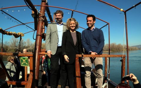 El tinent d'alcalde de Promoció Econòmica de Tortosa, Sisco Pepió, l'alcaldessa de Tortosa, Meritxell Roigé, i Carlos Lascorz, gerent de màrquieting d'Airbnb. FOTO: ACN.